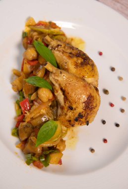 Ratatouille 'de sebzeli ızgara Basquaise tavuğu tarifi. Yüksek kalite fotoğraf