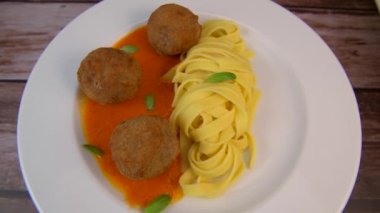 Spaghetti pasta with meatballs and tomato sauce on turntable, High quality video