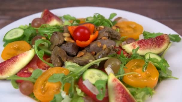 Recipe Fried Chicken Liver Gizzards Salad Tomatoes Cucumber Figs Grapes — Vídeo de stock