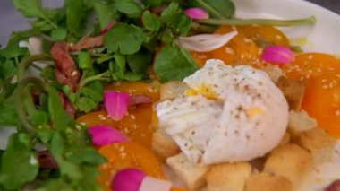 Recipe Poached Eggs, Watercress Salad, Tomatoes and Croutons, Raspberry Vinegar, High quality video