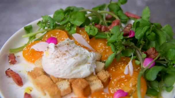 Recipe Poached Eggs Watercress Salad Tomatoes Croutons Raspberry Vinegar High — Stock Video