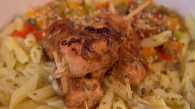 Recipe for chicken shish taouk brochettes with pasta and vegetables. High quality video