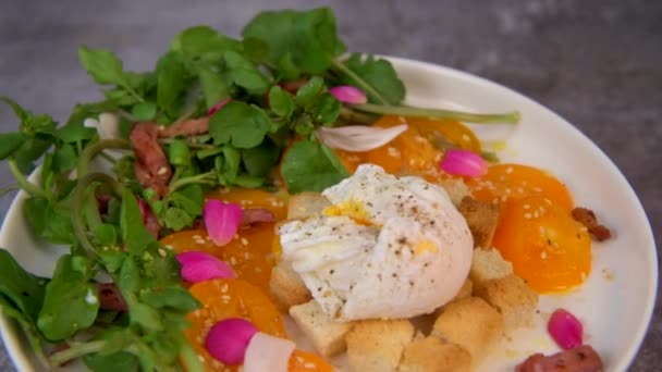 Recipe Poached Eggs Watercress Salad Tomatoes Croutons Raspberry Vinegar High – Stock-video