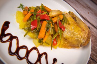 Izgara tavuk budu ve taze sebze salatası, sağlıklı yemek, ahşap arka plan, yüksek kaliteli fotoğraf.