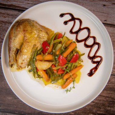 Izgara tavuk budu ve taze sebze salatası, sağlıklı yemek, ahşap arka plan, yüksek kaliteli fotoğraf.