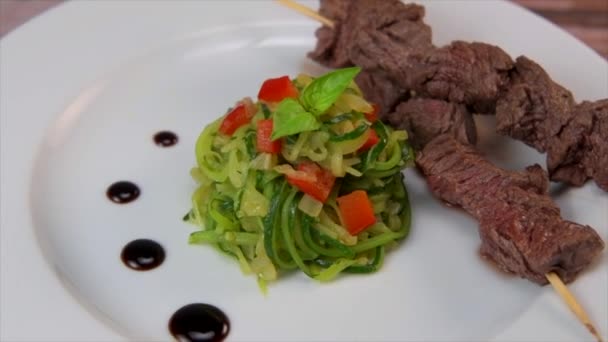 Skewer Beef Mitre Curgettes Red Pepper Tagliatelle Recipe High Quality — ストック動画