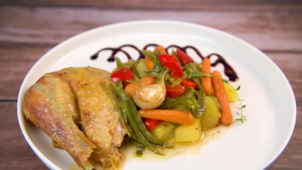 Gegrilde Kippenpoot Verse Groentesalade Gezond Eten Hout Achtergrond Hoge Kwaliteit — Stockvideo