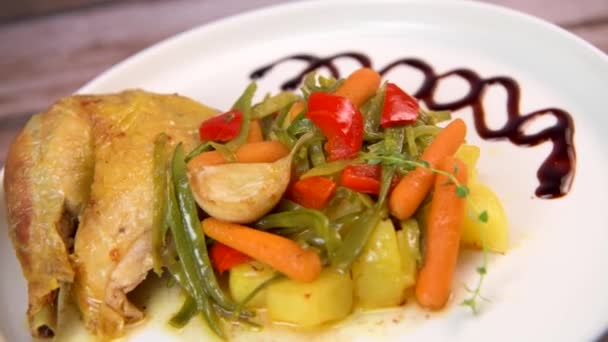 Pata Pollo Parrilla Ensalada Verduras Frescas Comida Sana Fondo Madera — Vídeos de Stock