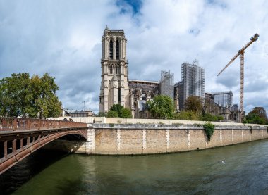 PARIS, FRANCE - 9 Eylül 2022 'de Paris, Fransa' da devam eden Notre Dame yeniden inşa çalışmaları. Yüksek kalite fotoğraf