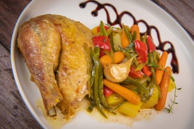 Izgara tavuk budu ve taze sebze salatası, sağlıklı yemek, ahşap arka plan, yüksek kaliteli fotoğraf.