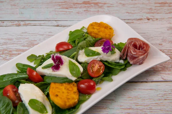 Arugula Spinach Salad Recipe Mozarella Sausage Prickly Pear Vinaigrette High — Stock Photo, Image
