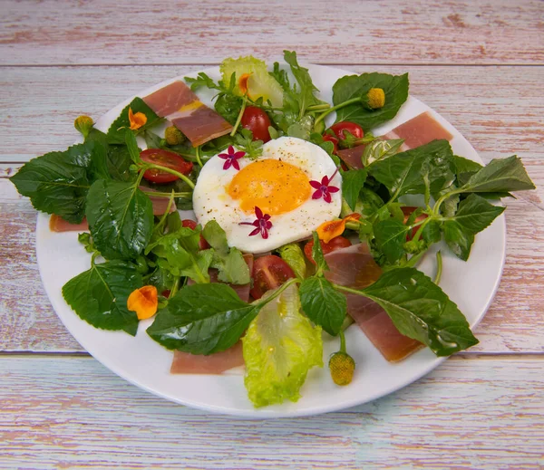 Recette Œuf Frit Sur Lit Salade Avec Mafane Fusée Tomate — Photo