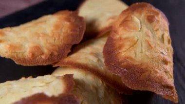 Izgara tavuk budu ve taze sebze salatası, sağlıklı yemek, ahşap arka plan, yüksek kaliteli video.