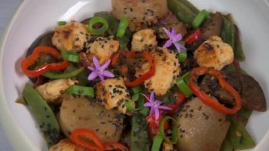 Izgara tavuk göğsü tarifi, önceden pişirilmiş kasava ezmesi, hindistan cevizi fasulyesi, patlıcan, soğan, domates, sebette. Yüksek kalite fotoğraf