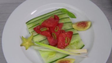 Salatalık, domates, sepet, incir ve karambola salatası tarifi. Yüksek kalite fotoğraf