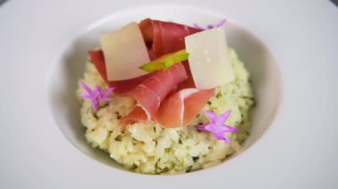 Kuru jambon, parmesan ve roketli risotto tarifi. Yüksek kalite fotoğraf