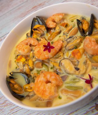 Taze kremalı, körili ve karidesli marine edilmiş midye tarifi. Yüksek kalite fotoğraf