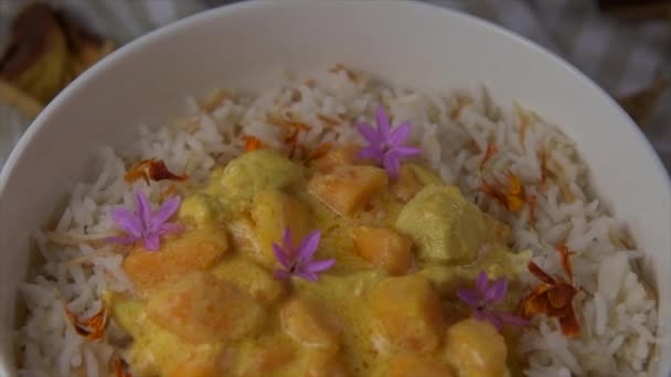鸡肉咖喱酱和木瓜沙司配米粉 高质量的录像 — 图库视频影像