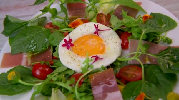 Recette Œuf Frit Sur Lit Salade Avec Mafane Fusée Tomate — Video