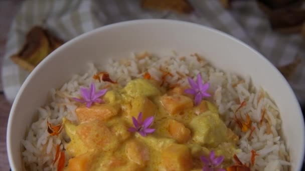 Recept Kyckling Curry Och Papaya Sås Med Vermicelli Ris Högkvalitativ — Stockvideo