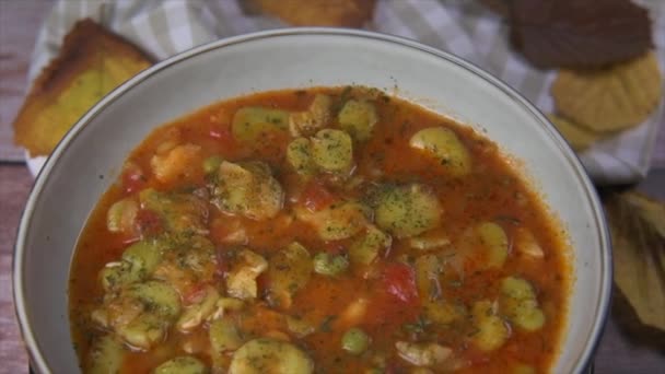 用豆子和豌豆在白碗里的汽车汤 高质量的视频 — 图库视频影像