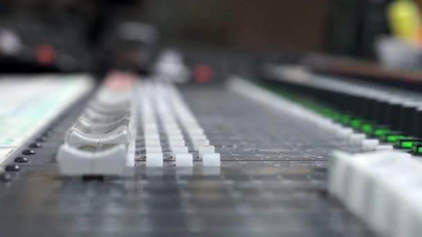 Verhogen en verlagen van het volume op een geluid mixer. — Stockvideo