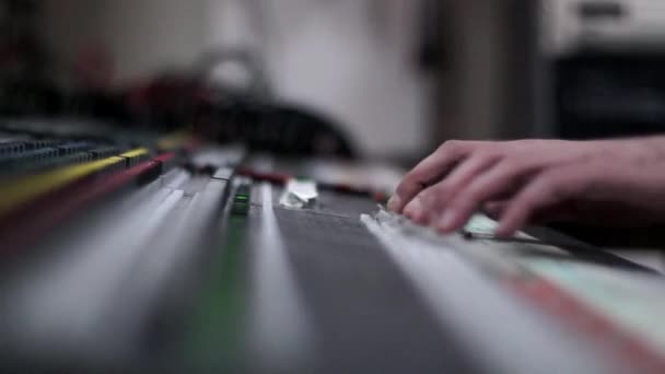 Aumentare e abbassare il volume su un mixer sonoro . — Video Stock