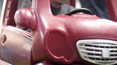 boy küçük otomobil içinde