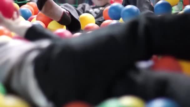 Pequeño niño en bola pit — Vídeos de Stock