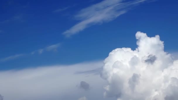Λευκό cumulus σύννεφα στο μπλε του ουρανού, ώρα λήξη κλιπ. — Αρχείο Βίντεο