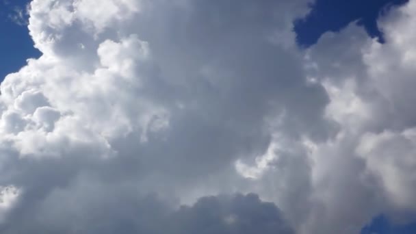 Λευκό cumulus σύννεφα στο μπλε του ουρανού, ώρα λήξη κλιπ. — ストック動画