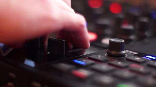 DJ играет музыку — стоковое видео