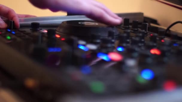 DJ spelar musik — Stockvideo