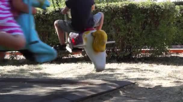 Parque infantil para crianças — Vídeo de Stock