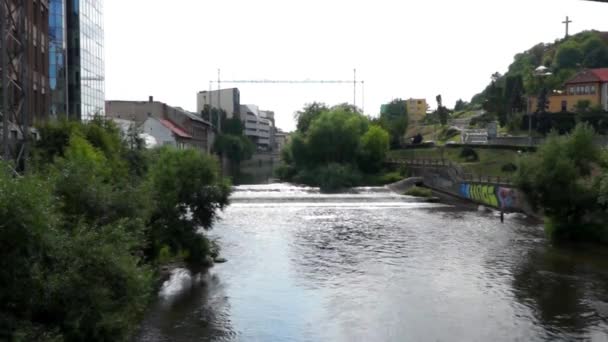 Городская река — стоковое видео