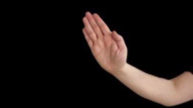 Erkek el dur işareti yapar.