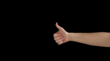 Erkek el ok işareti yapar