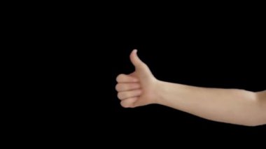 Erkek el ok işareti yapar