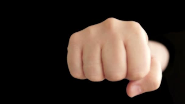 Main masculine frapper l'écran 