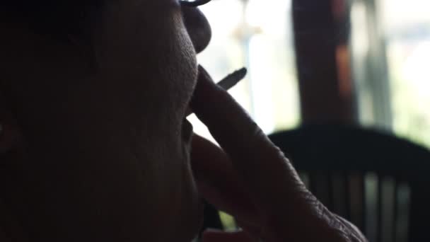 Alte Frau Hand Rauch — Stockvideo