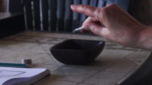 Velha mulher mão fumaça — Vídeo de Stock
