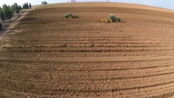 Trabalhos de tractores no terreno — Vídeo de Stock