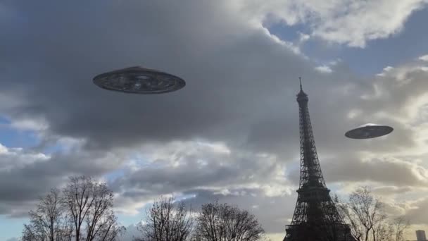 Dwa Kosmiczne Talerze Kosmiczne Ufo Latające Nad Wieżą Eiffla Dużą — Wideo stockowe