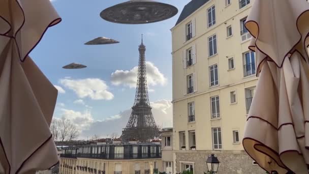 Drie Buitenaardse Ruimteschip Schotel Ufo Schijven Flying Eiffeltoren Frankrijkechte Video — Stockvideo