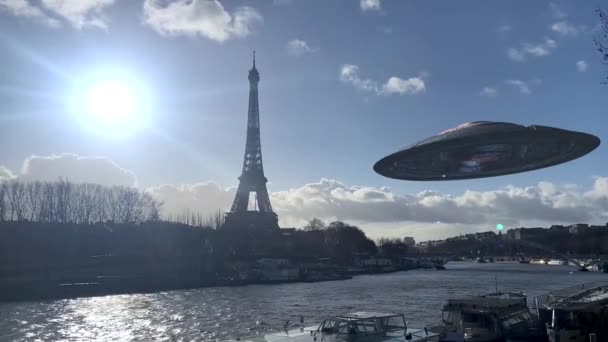 エイリアン宇宙船フライングソーサーUfoディスクはセーヌ川とエッフェル塔の上にホバー視覚効果要素を持つ本物のビデオ 大規模な母船パリ2022 — ストック動画