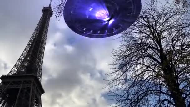 Disco Ufo Nave Espacial Alienígena Voando Sobre Torre Eiffel Paris — Vídeo de Stock