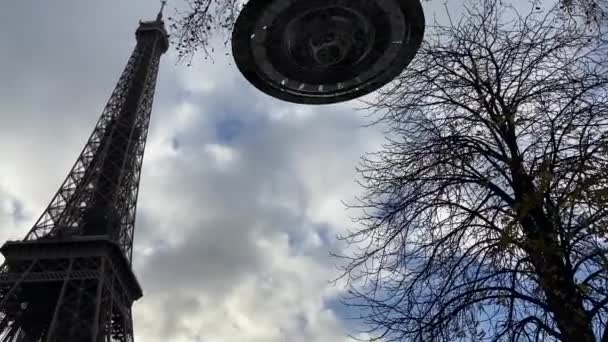 Disco Ufo Nave Espacial Alienígena Voando Sobre Torre Eiffel Paris — Vídeo de Stock