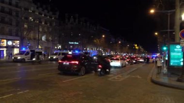 Paris 'in sarı yeleklerinden çekilen Paris Gecesi' nin sokaklarında Fransız bayrağı taşıyan bisikletçiler, Fransa, Şubat, 12.2022