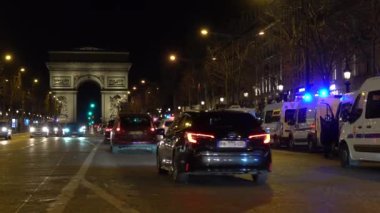 Paris sokaklarında gece yarısı polis arabaları Paris sarı yelekli gösteri, Zafer Takı, Fransa, Şubat 12.2022