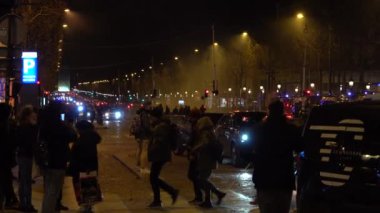 Sarı yelekli protestocular Paris sokaklarında Paris sarı yeleklerinden çekilen gece çekimi, Fransa, Şubat, 12.2022